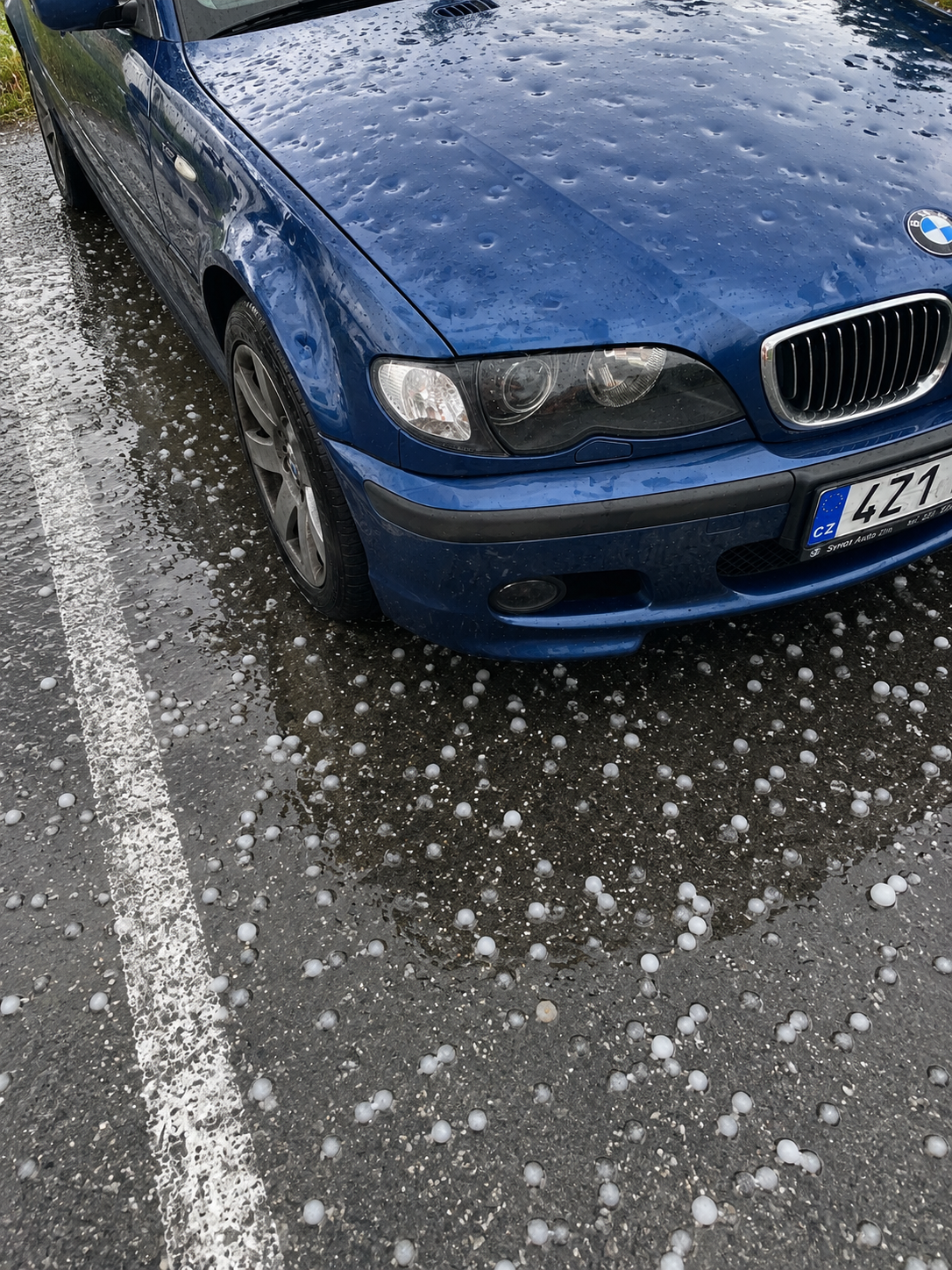 Auto potlučené kroupami po krupobití